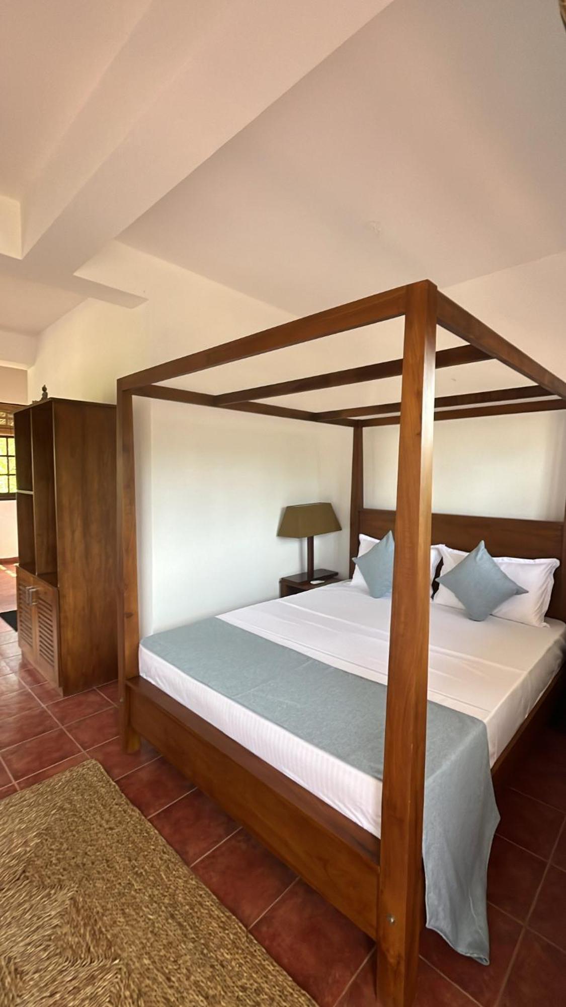Beach Club Apartments Induruwa Exterior photo