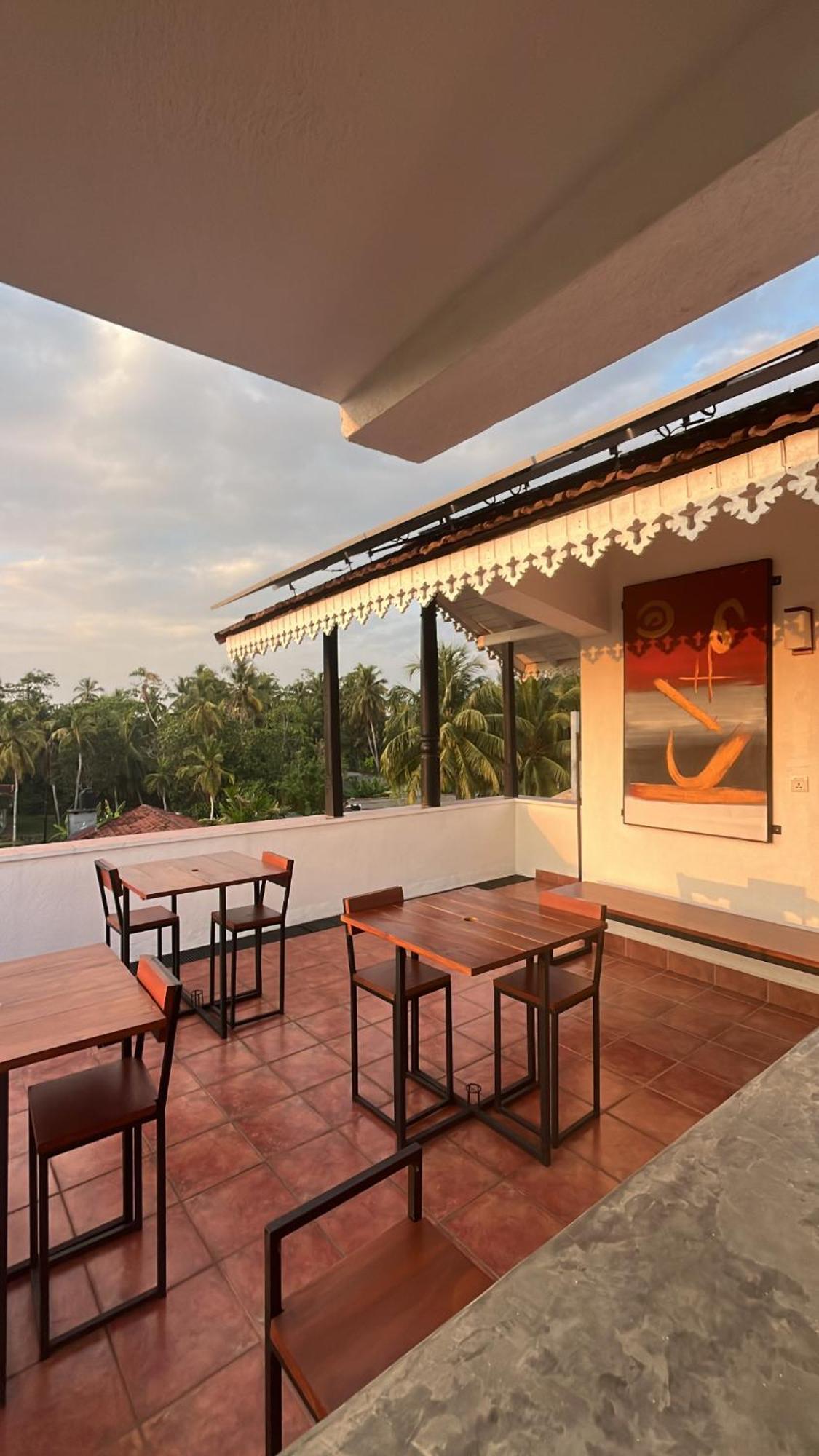Beach Club Apartments Induruwa Exterior photo